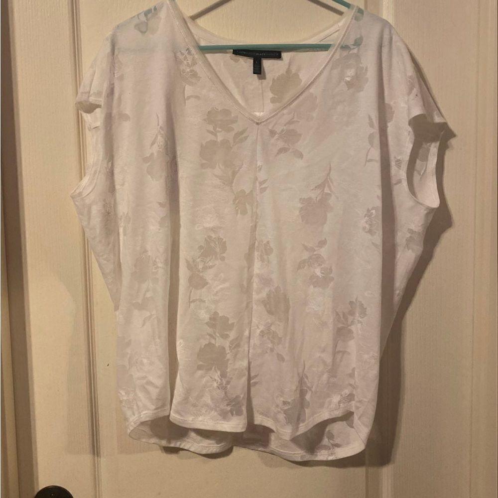 White House Black Market White Floral Lightweight Jetsetter Tee Size Large NWT